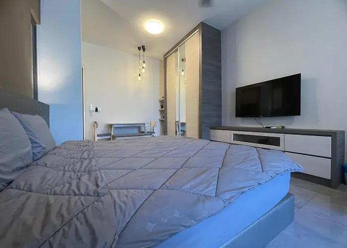 Imperio.Res - Near To Jonker & Mall - Pool View