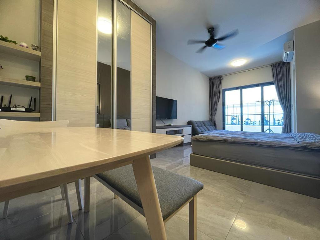 Imperio.res - Near To Jonker & Mall - Pool View Apartment